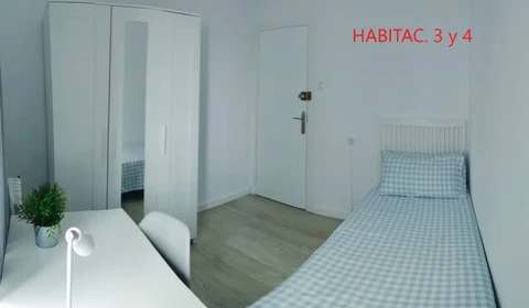 Habitación privada muy luminosa en Oviedo