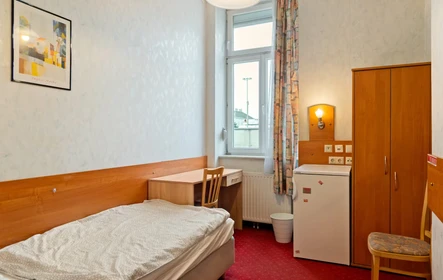 Bright private room in Wien