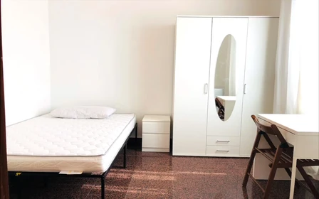 Quarto para alugar num apartamento partilhado em Roma