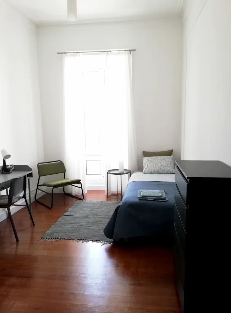 Chambre confortable pour étudiants disponible dans
