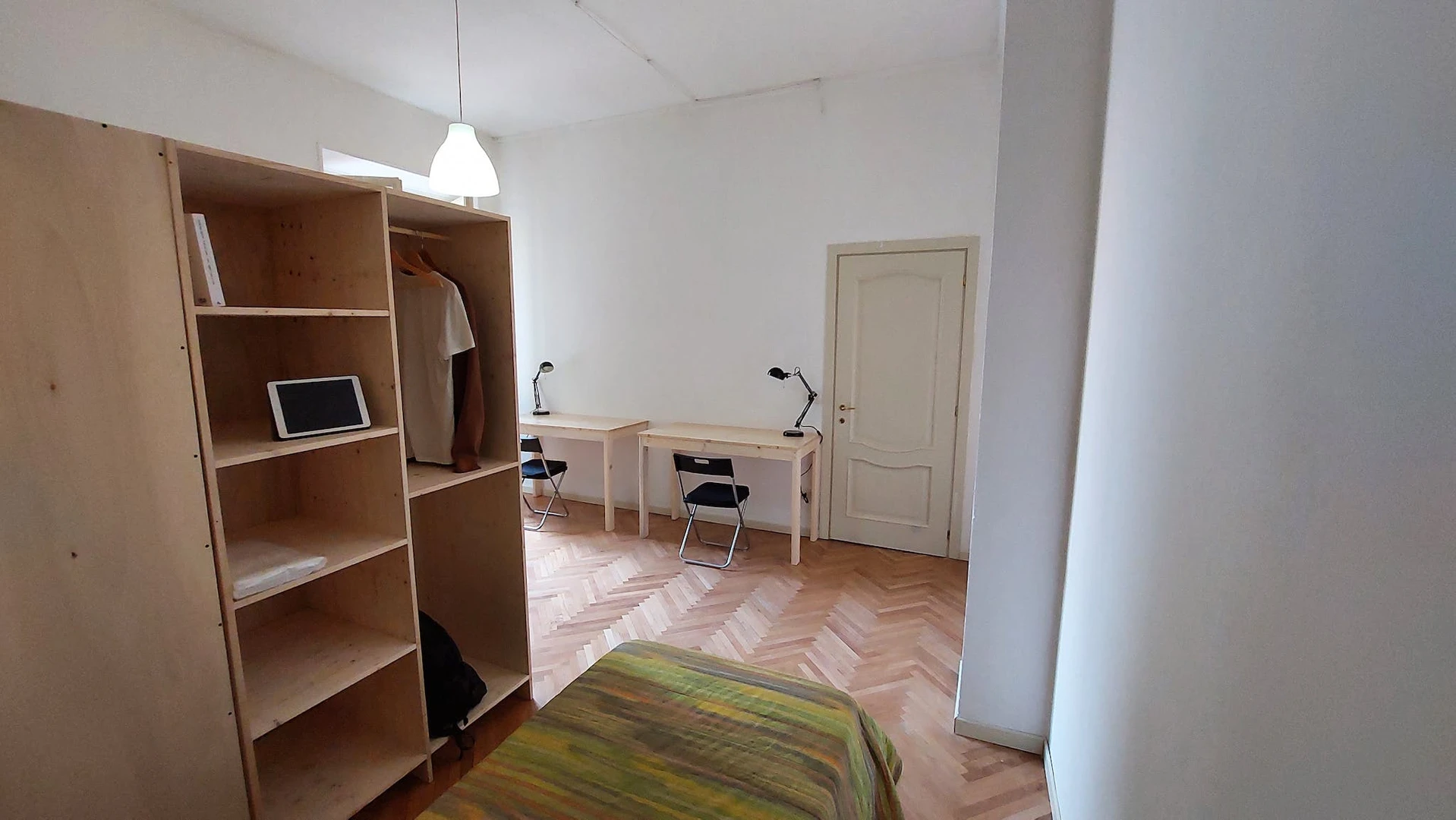 Shared room in 3-bedroom flat parma