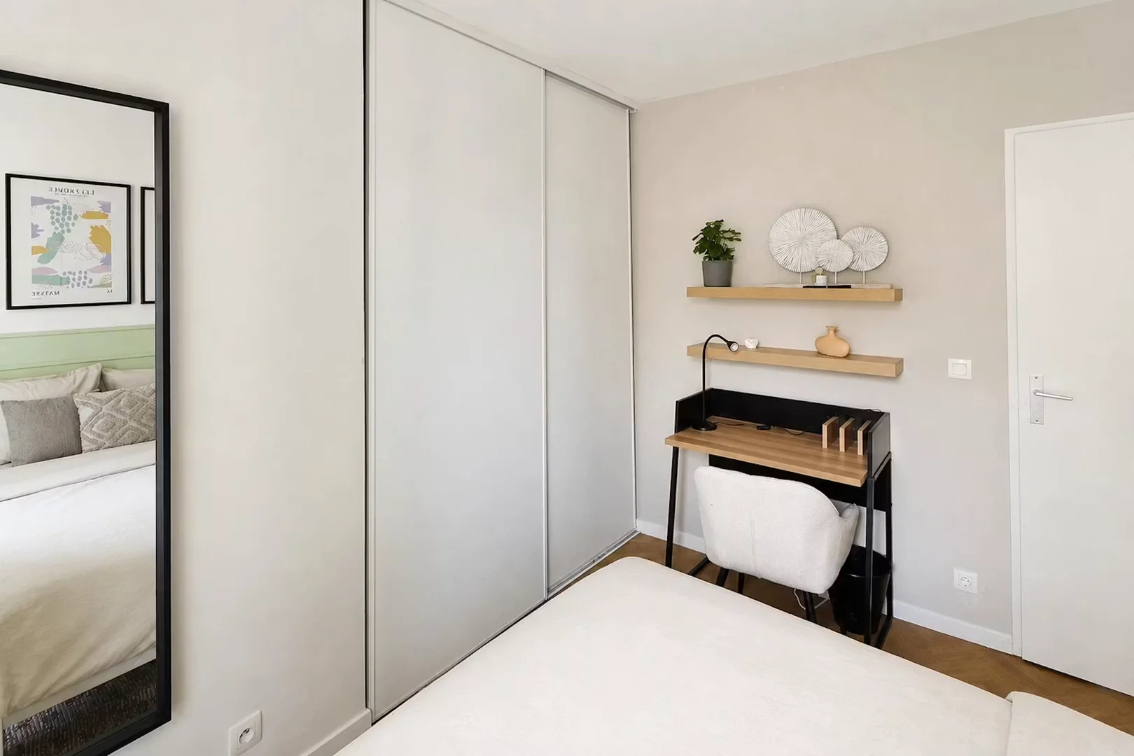 Quarto de estudante confortável e espaçoso em