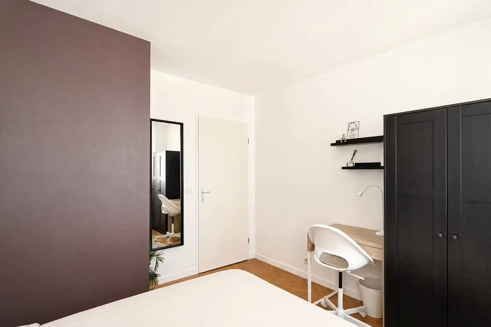 Chambre d'étudiant lumineuse et aérée avec accès facile à l'université dans 
