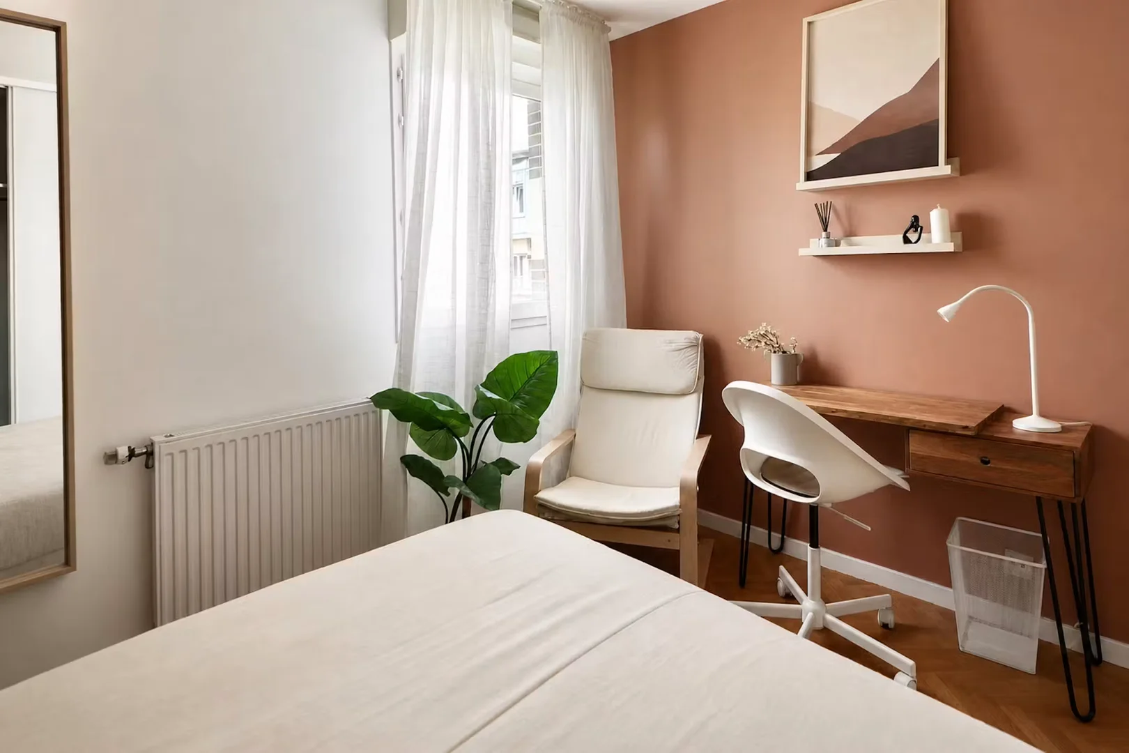 Habitación estudiantil funcional perfecta para estudiar en 