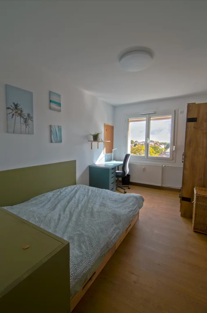 Habitación estudiantil amplia y cómoda en 