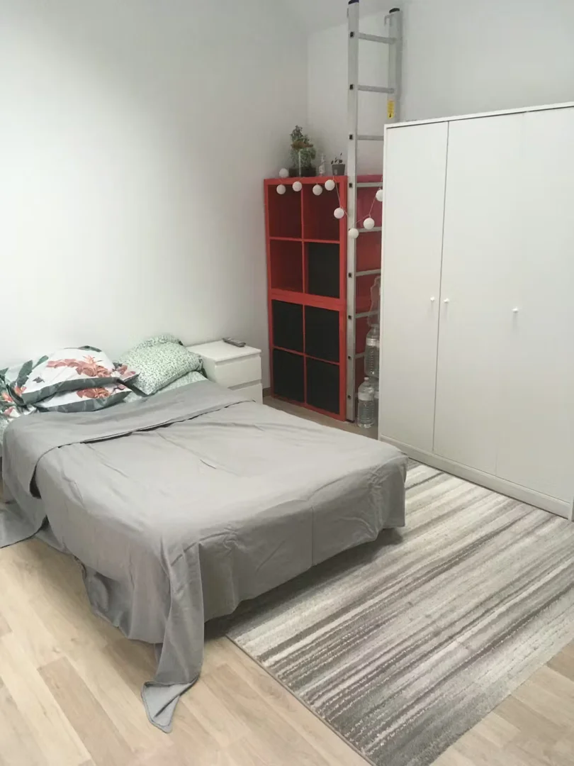Helles und luftiges Studentenzimmer mit einfachem Zugang zur Universität in 