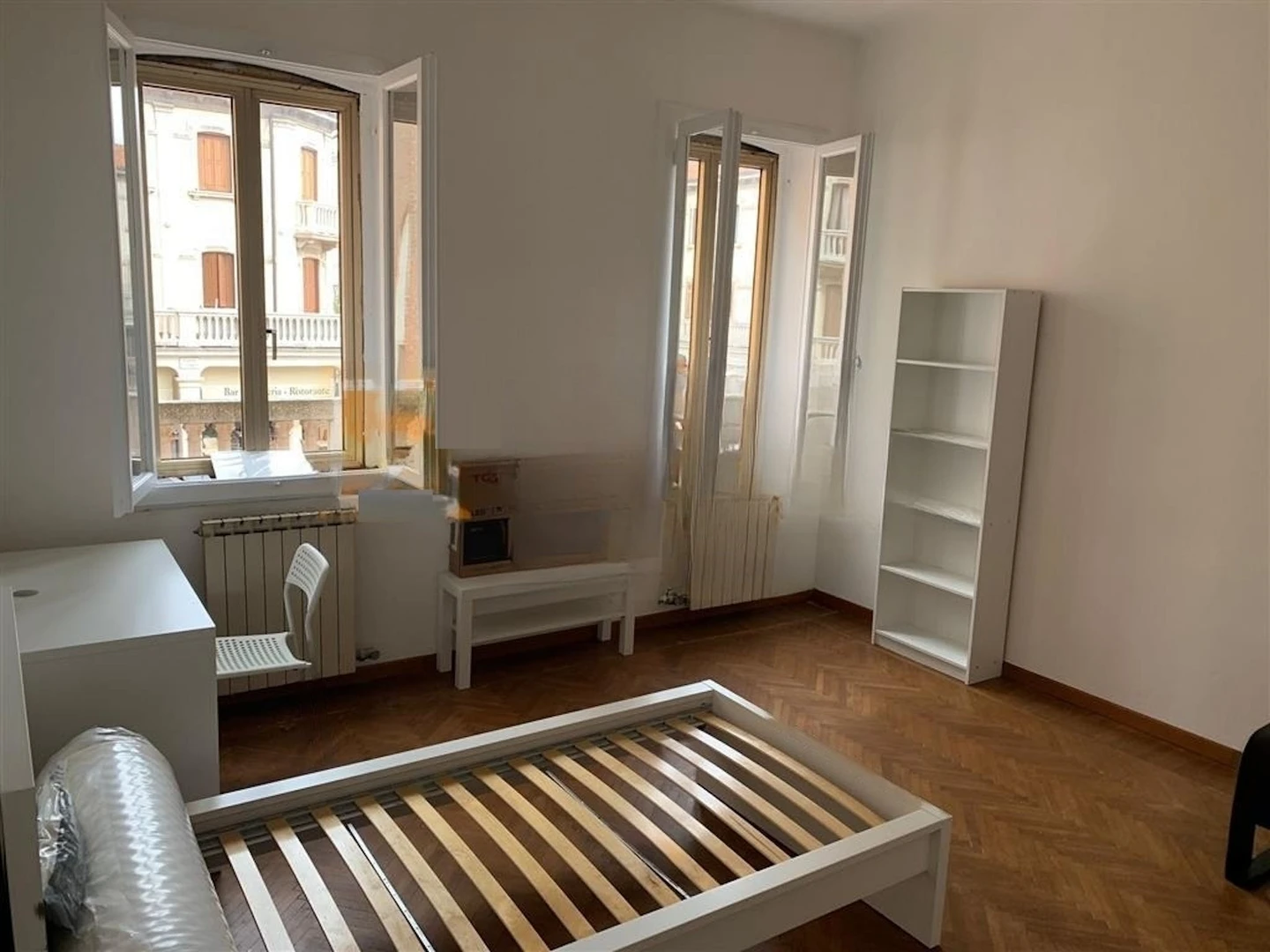 Renting rooms by the month in Venezia