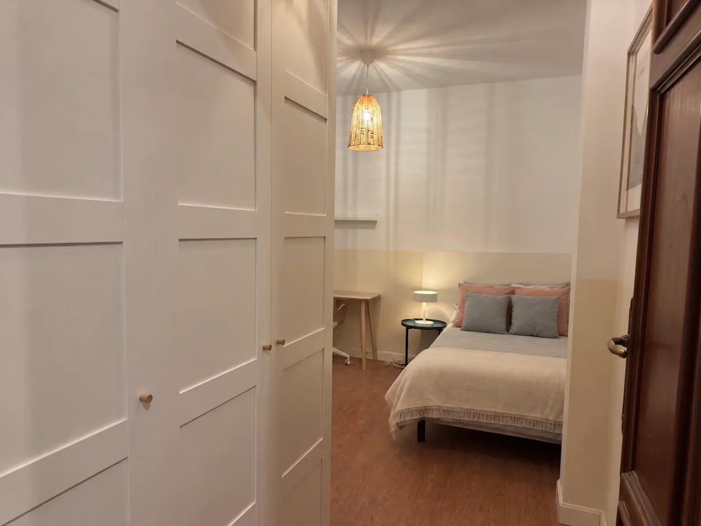 Functional student room perfect for studying in 