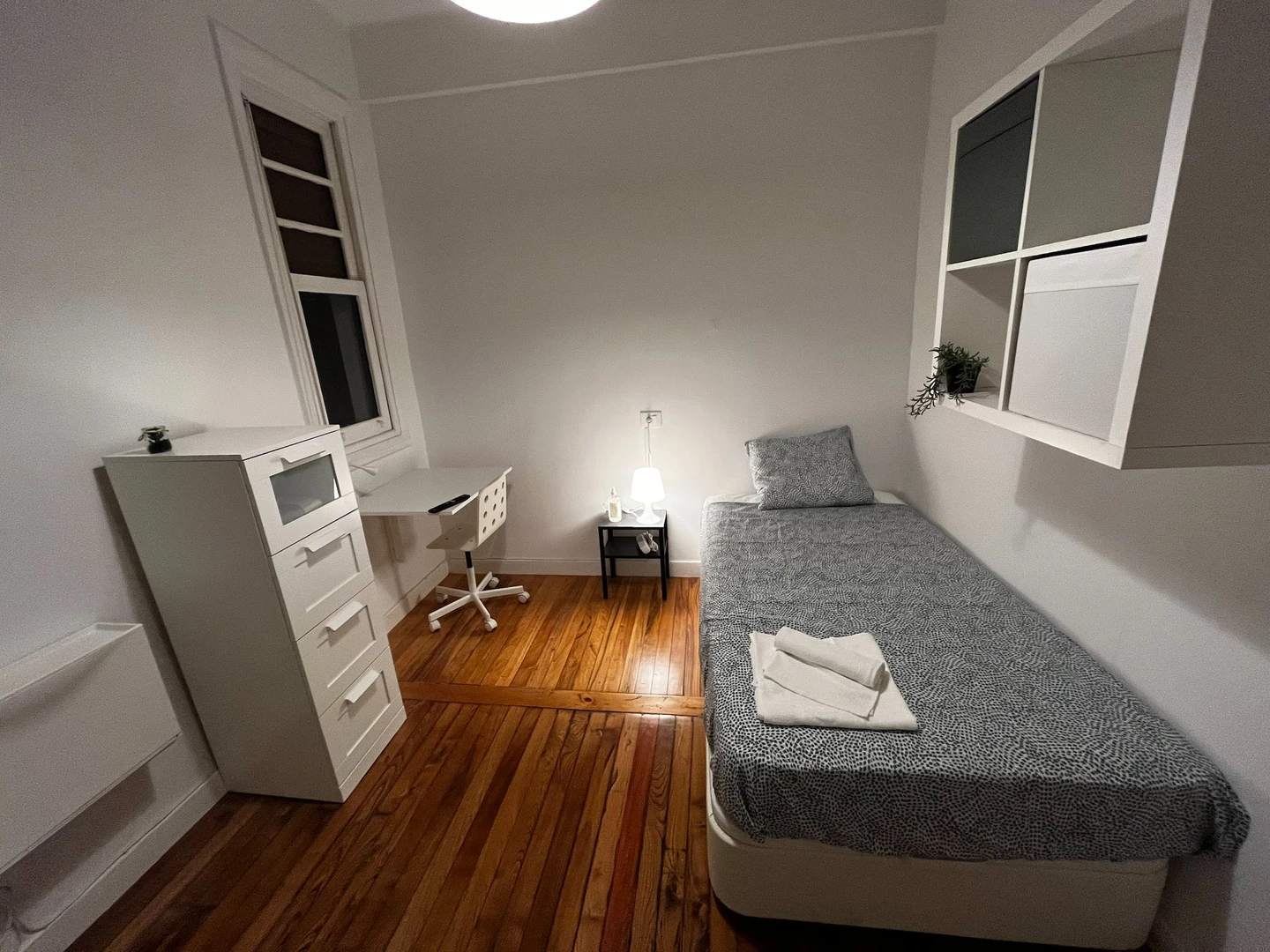 Mehrbettzimmer in 3-Zimmer-Wohnung Bilbao