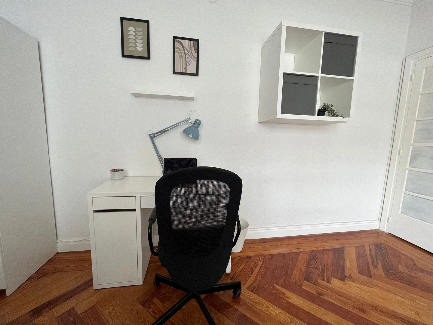 Mehrbettzimmer mit Schreibtisch in Bilbao