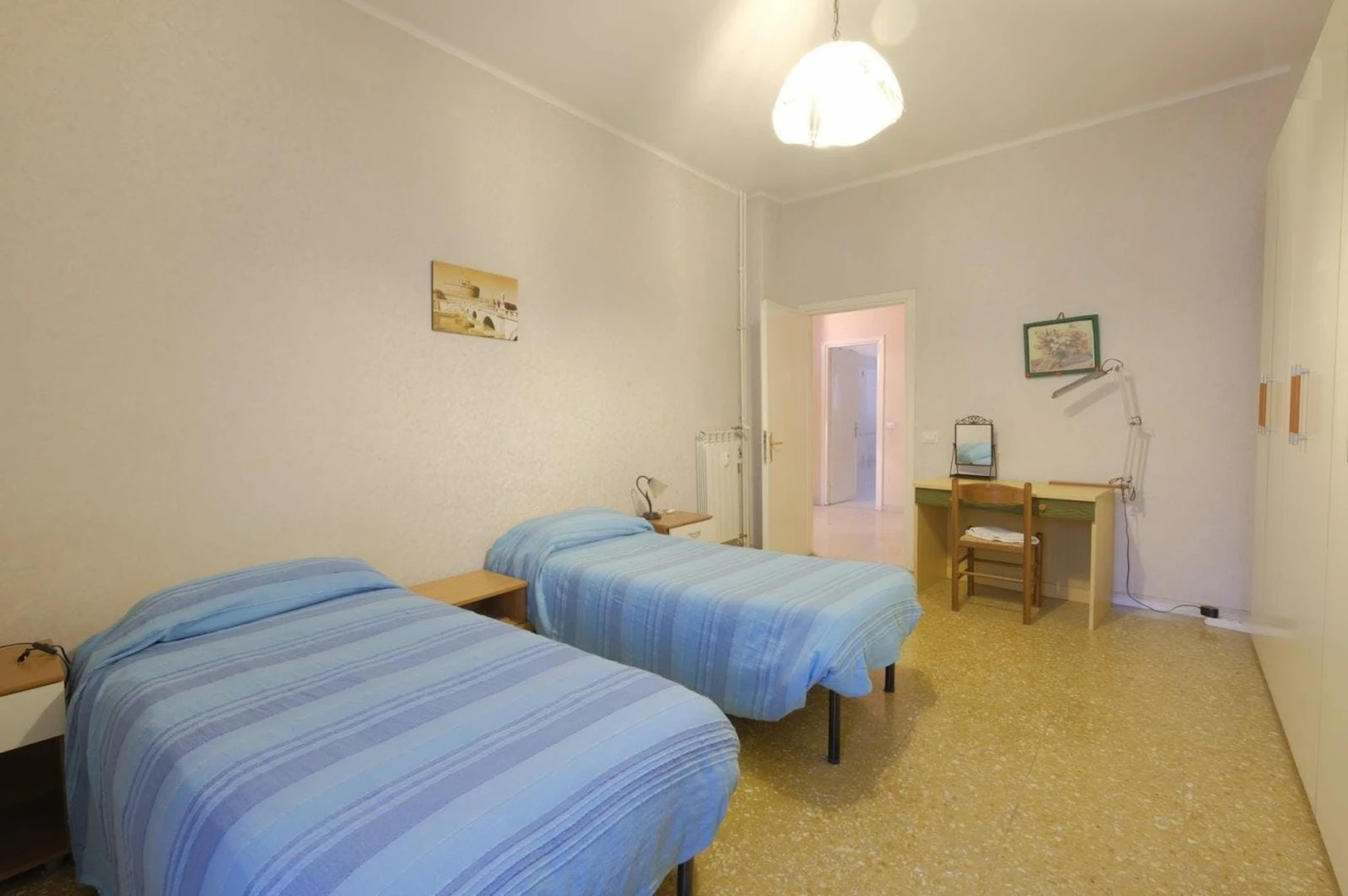 Cheap shared room in roma
