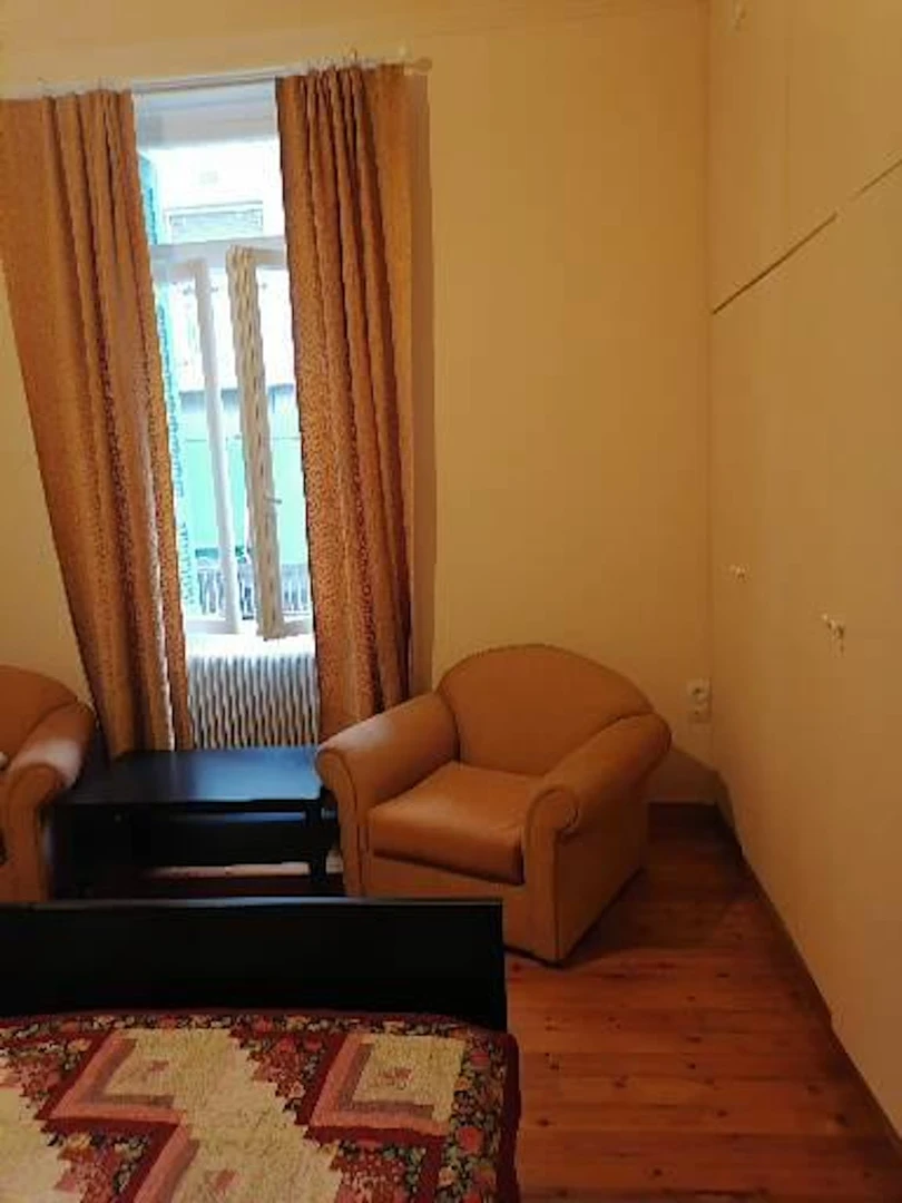 Renting rooms by the month in Athens