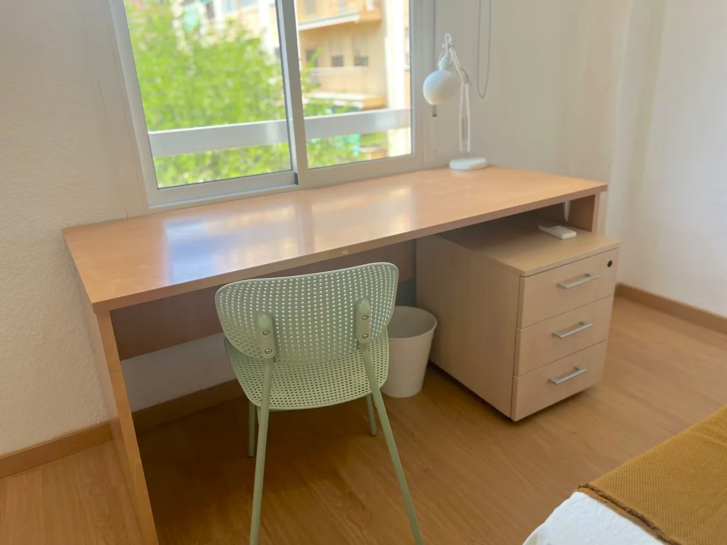 经济实惠的学生房间，在有充足的照明