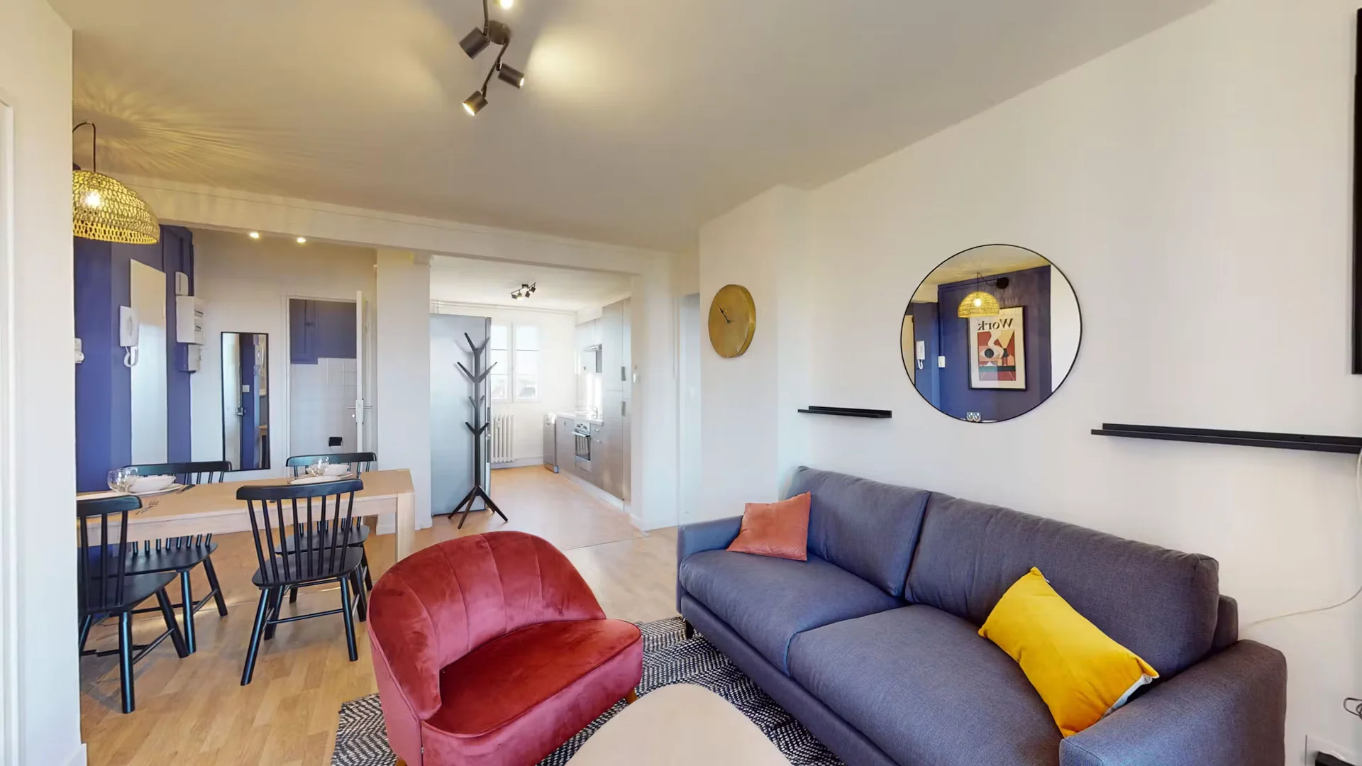 Quarto de estudante confortável e espaçoso em
