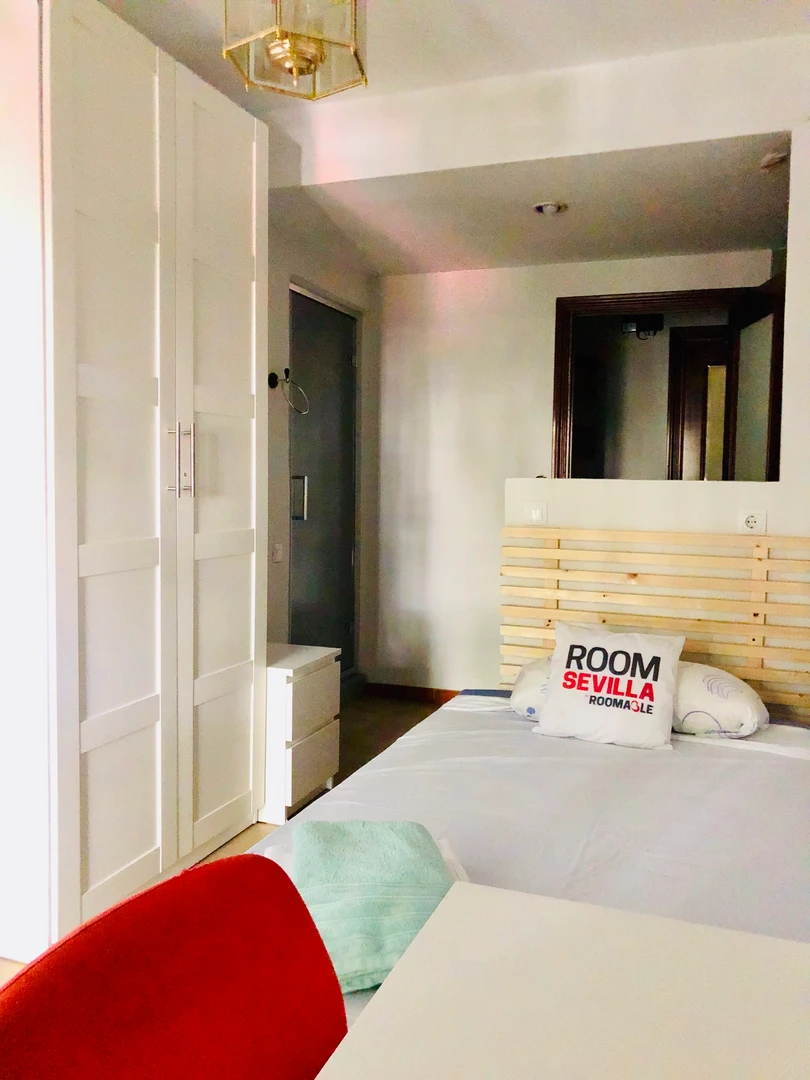 Renting rooms by the month in sevilla