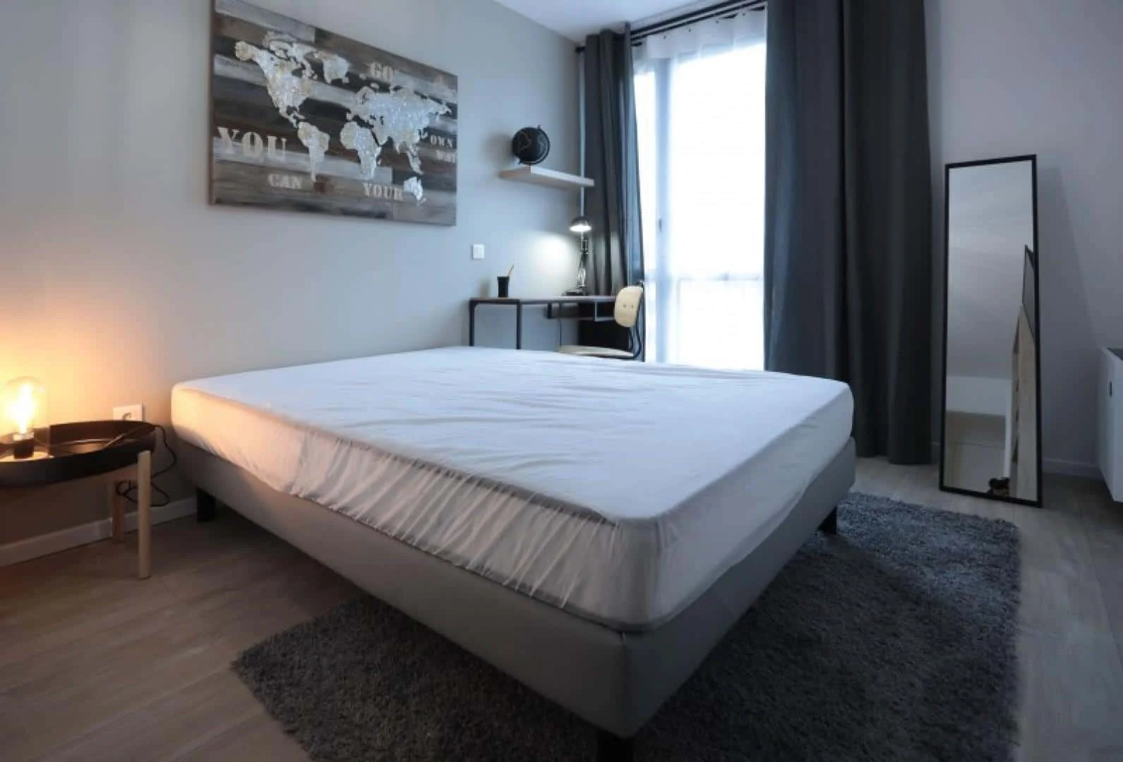 Habitación estudiantil luminosa y aireada con fácil acceso a la universidad en 