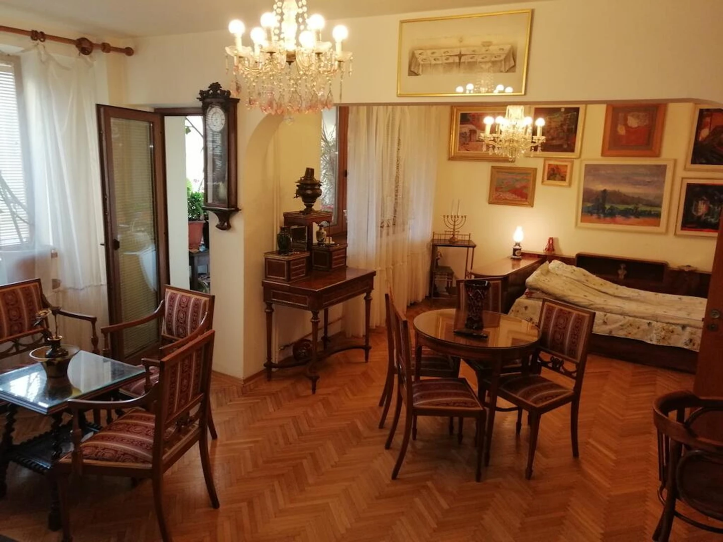 Logement avec 3 chambres à Bucarest