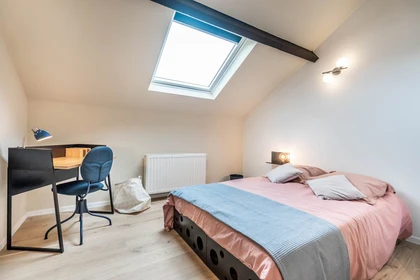 Zimmer mit Doppelbett zu vermieten Charleroi
