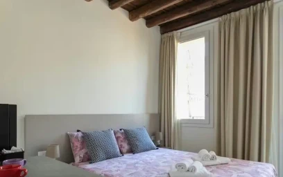 Entire apartment at Via del Santo, image 3 of 10