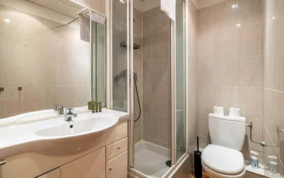 Entire apartment at 25 Av. Georges Clemenceau, 06000 Nice, France, image 10 of 11
