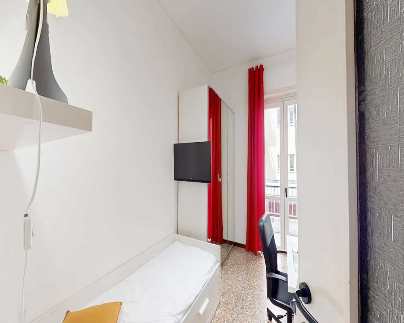 Quarto de estudante económico com localização conveniente em 