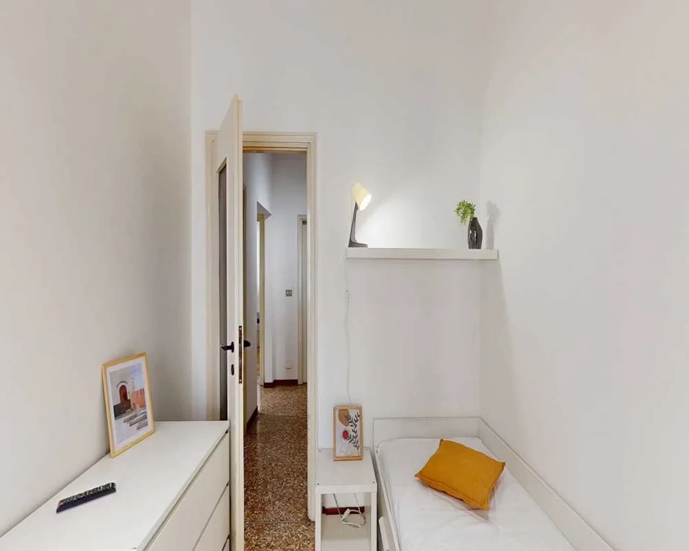 Quarto de estudante económico com localização conveniente em 