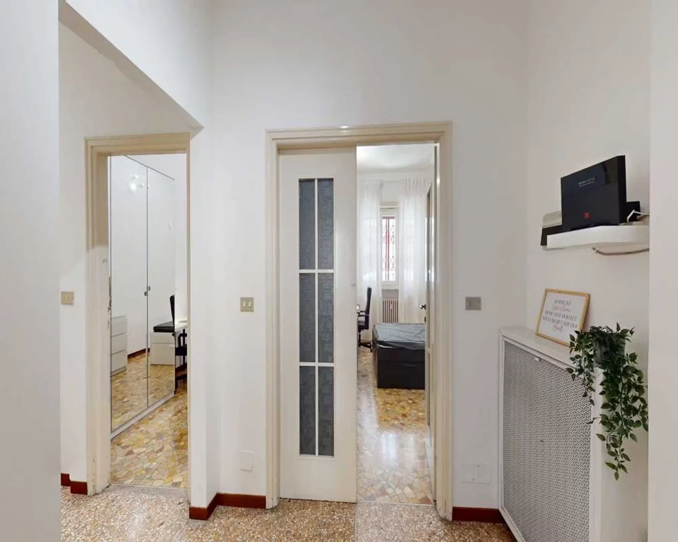 Quarto de estudante em  com área de estudo e instalações partilhadas
