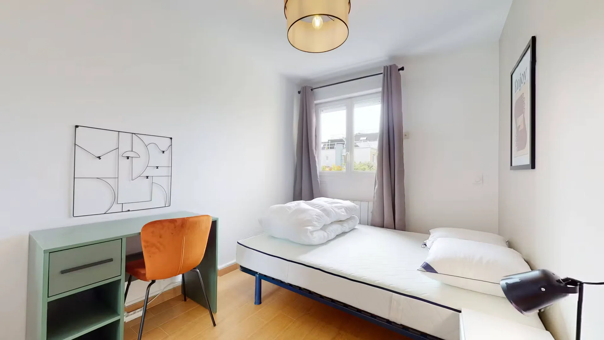 Quarto de estudante em  com área de estudo e instalações partilhadas