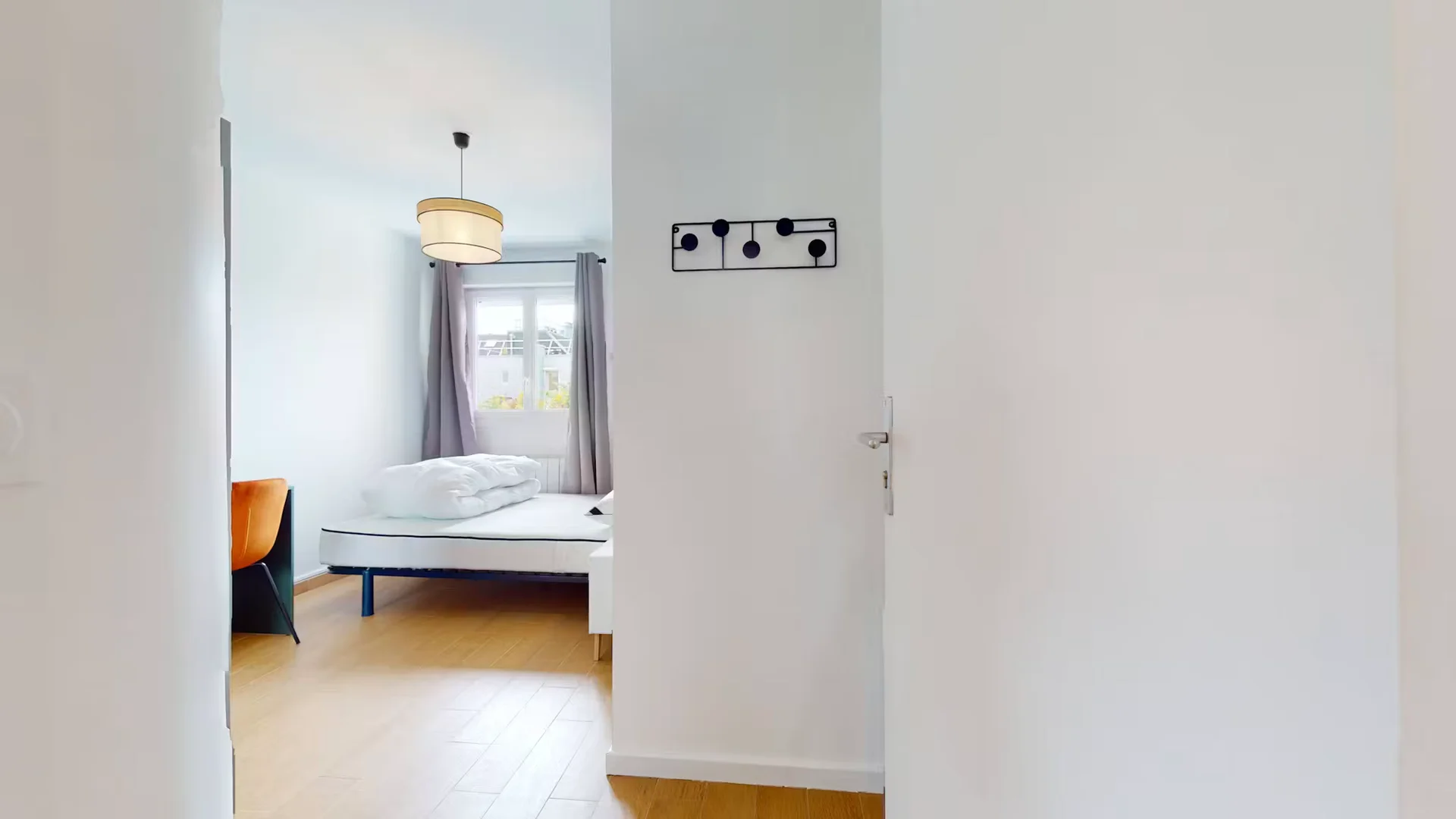 Quarto acessível para estudantes com iluminação ampla em 