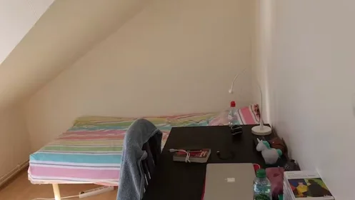 Quarto para alugar com cama de casal em {area}