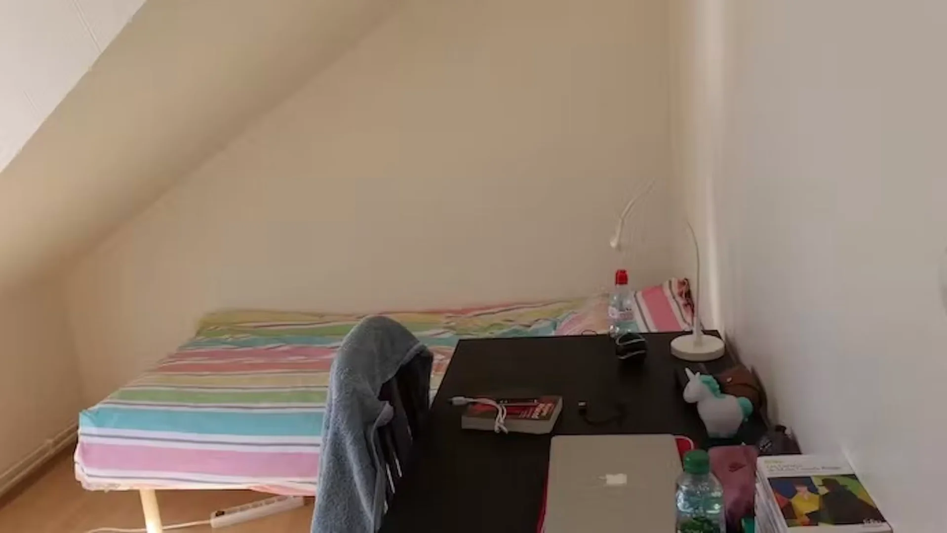 Quarto de estudante em  com área de estudo e instalações partilhadas