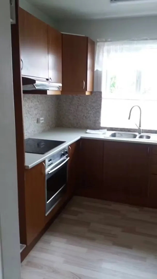 Quarto de estudante luminoso e arejado com acesso fácil à universidade em 