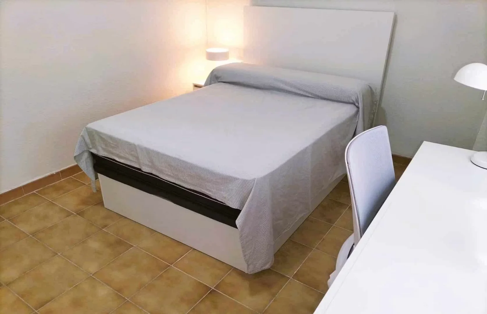 Stanza economica per studenti con ampia illuminazione in 