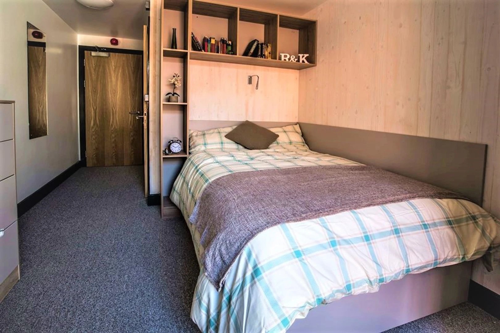 Renting rooms by the month in Leicester