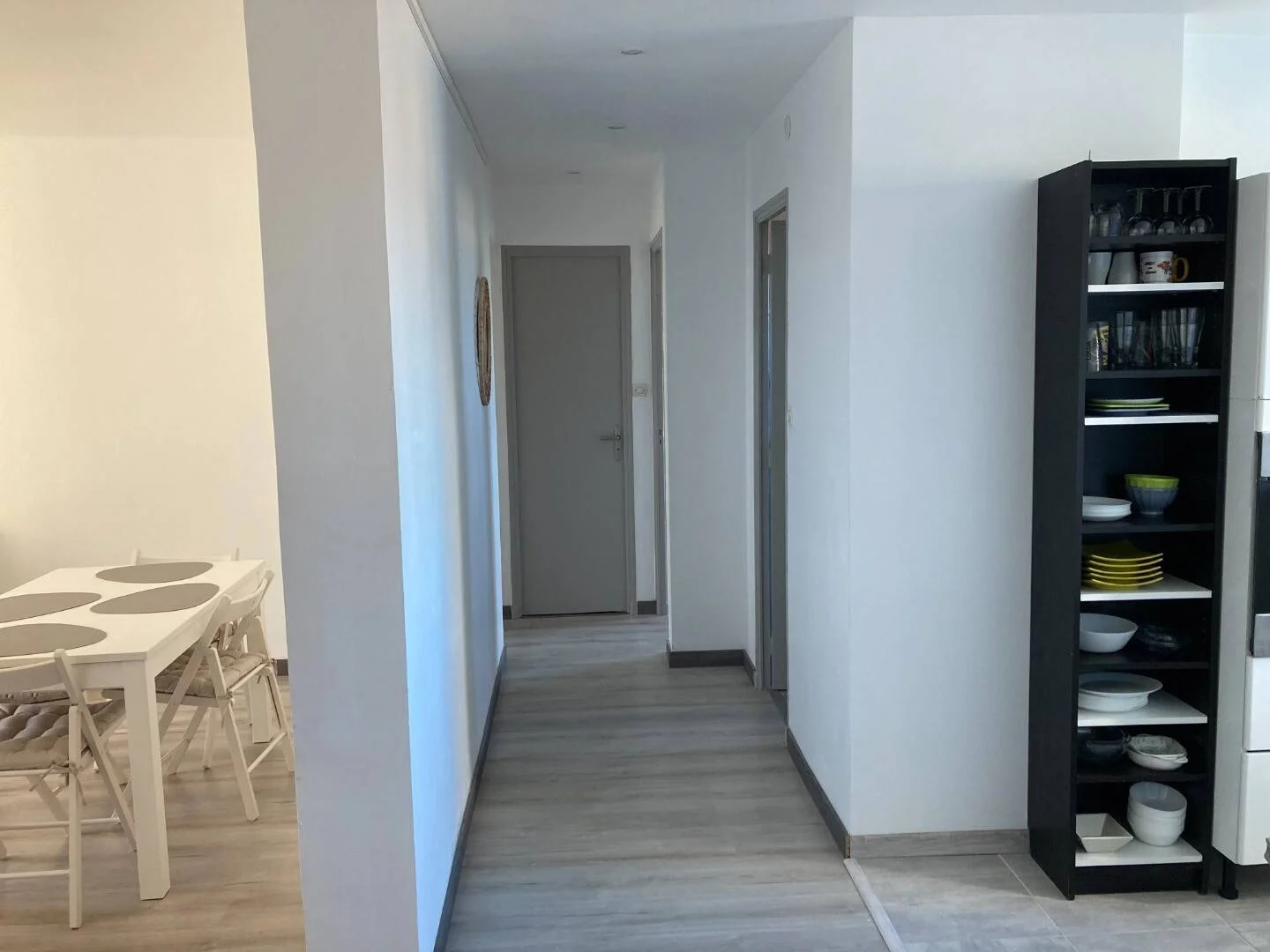 Chambre d'étudiant à  avec espace d'étude et installations communes