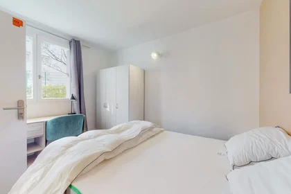 {area} de aylık kiralık oda