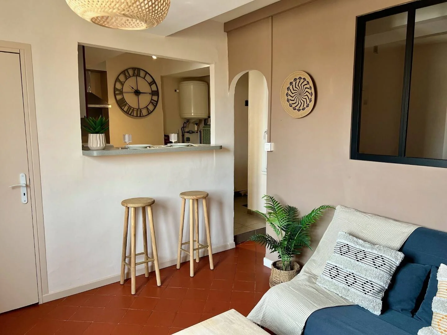 Quarto acessível para estudantes com iluminação ampla em 