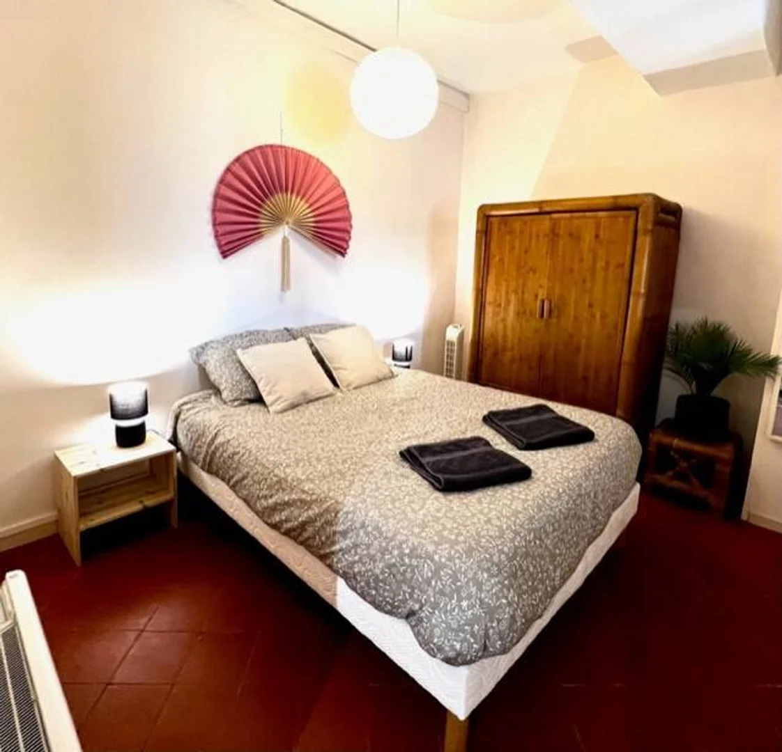 Quarto de estudante luminoso e arejado com acesso fácil à universidade em 