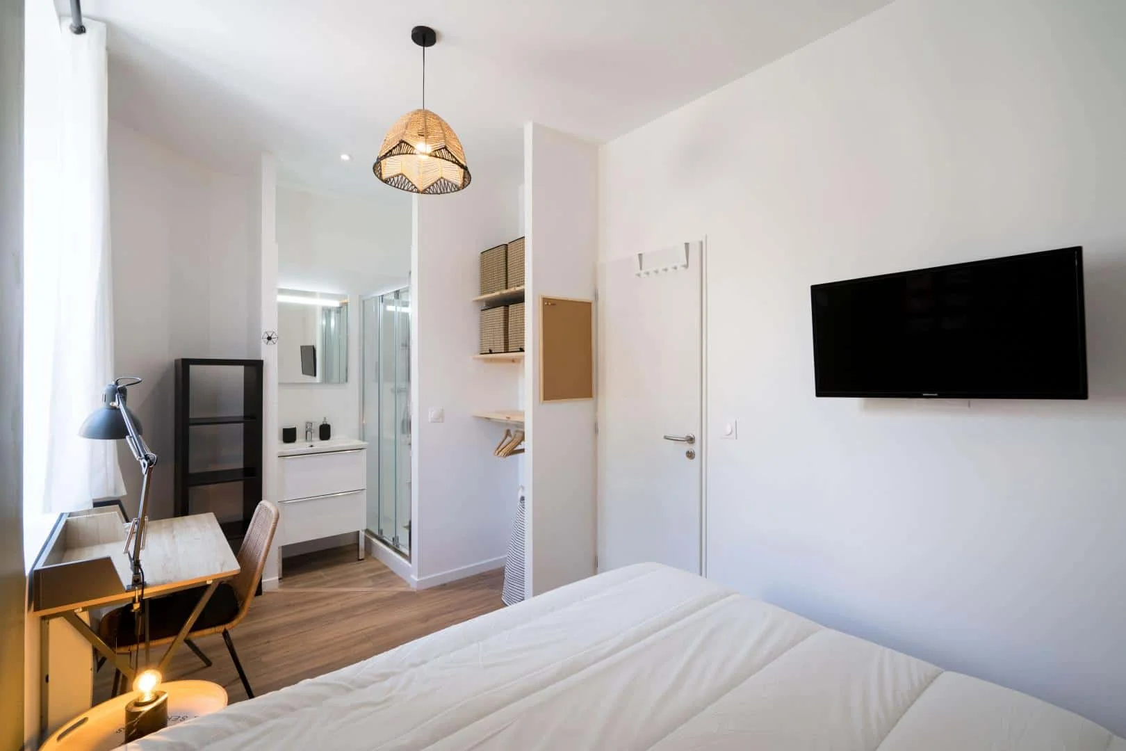 Studentenzimmer in  mit Arbeitsbereich und Gemeinschaftseinrichtungen