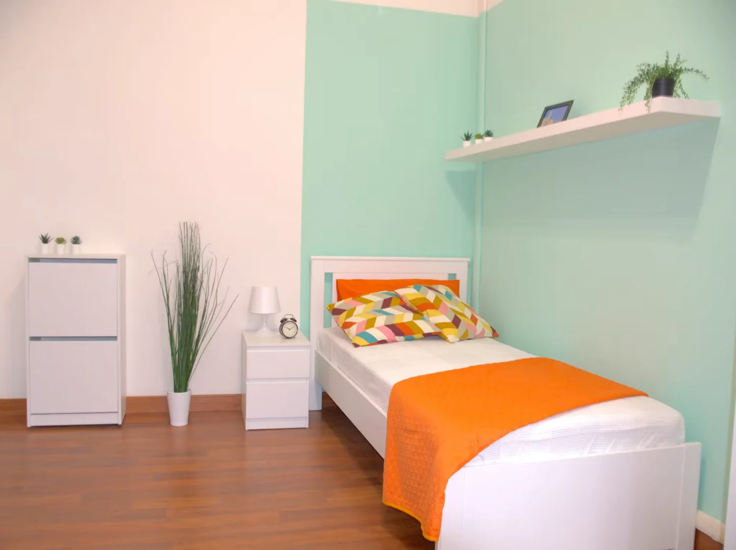 Quarto de estudante em com área de estudo e instalações partilhadas