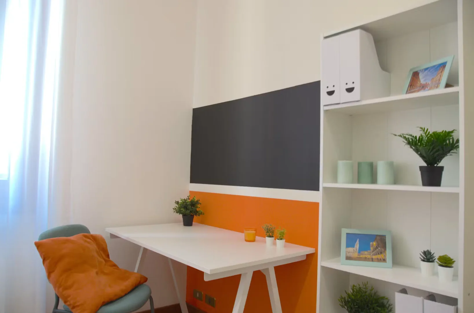 Quarto de estudante confortável e espaçoso em