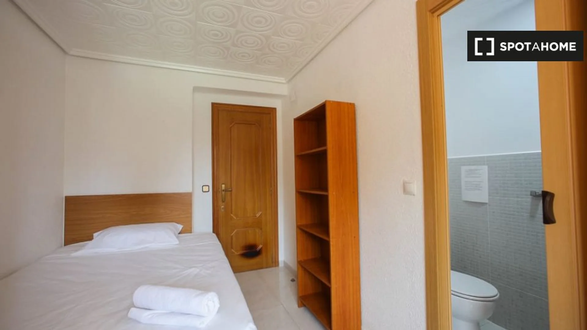 Habitación estudiantil luminosa y aireada con fácil acceso a la universidad en