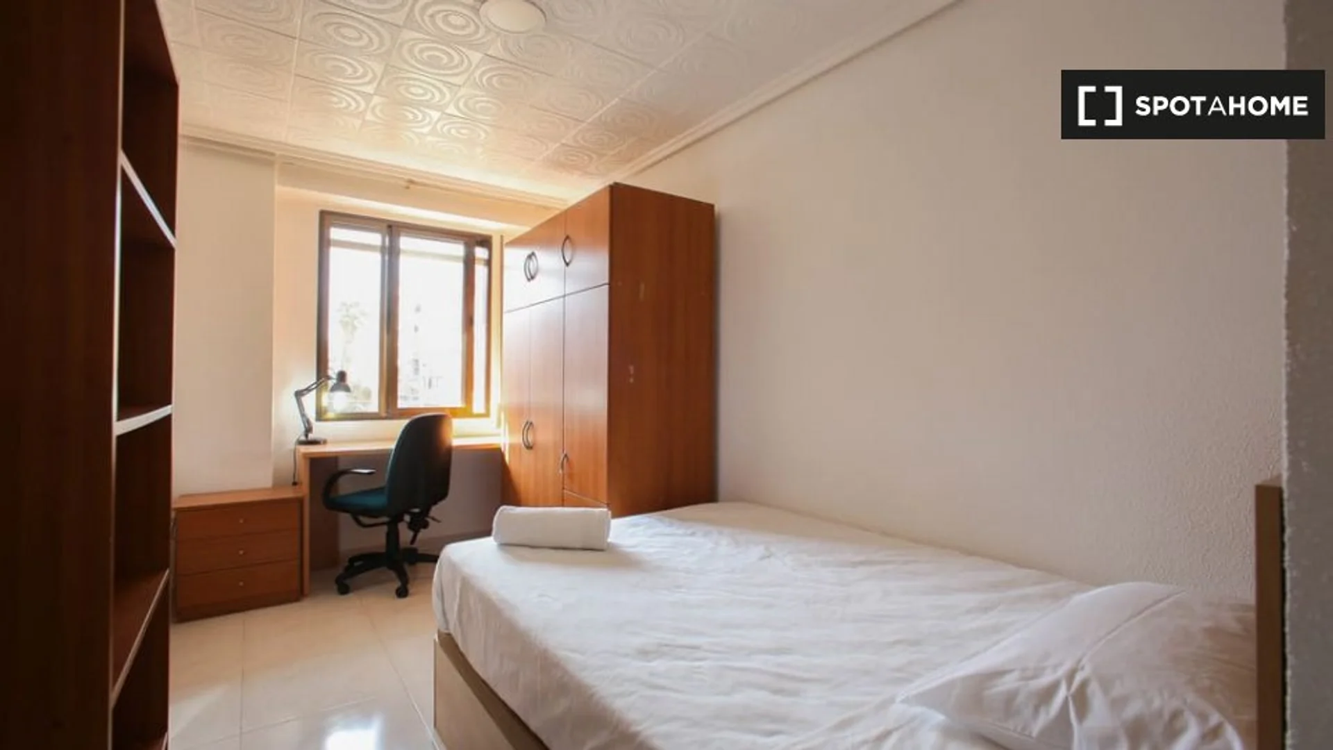 Habitación para estudiantes en con área de estudio y facilidades compartidas