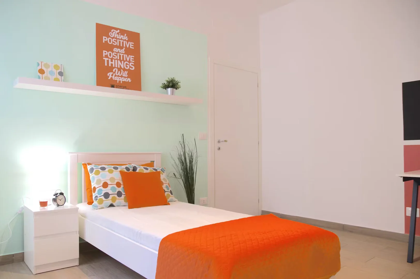 Quarto de estudante luminoso e arejado com acesso fácil à universidade em