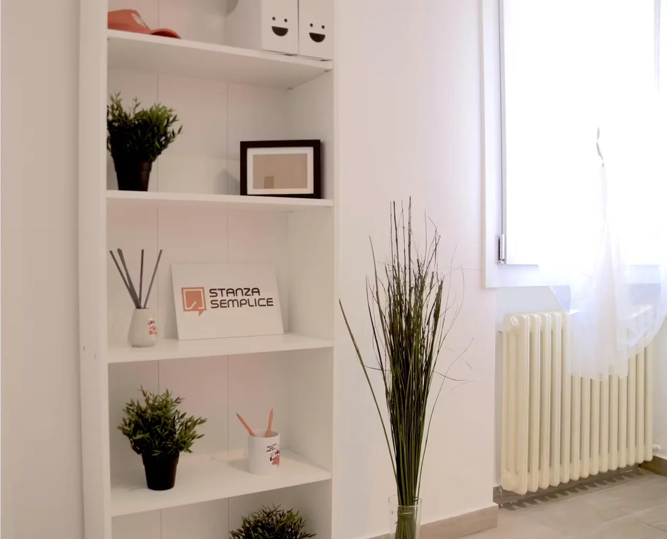 Quarto de estudante em com área de estudo e instalações partilhadas