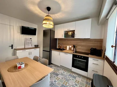 Quarto privado em Cergy, 95000, imagem 1 de 18