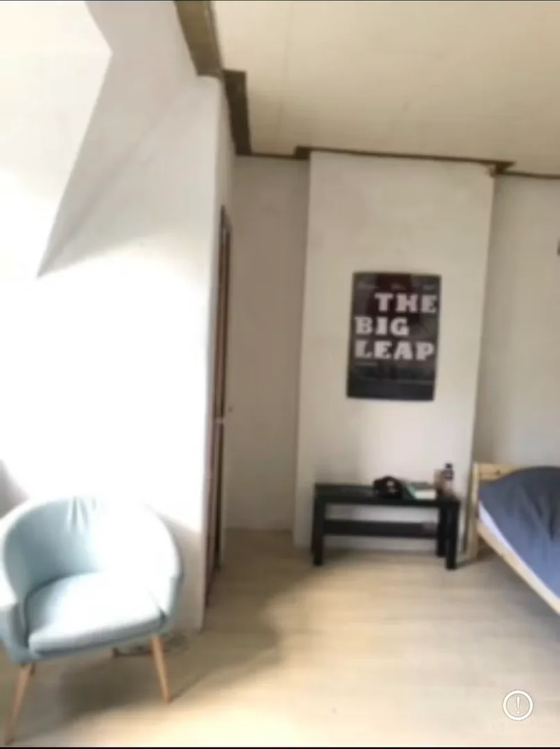 Affordable room for students with ample lighting in 