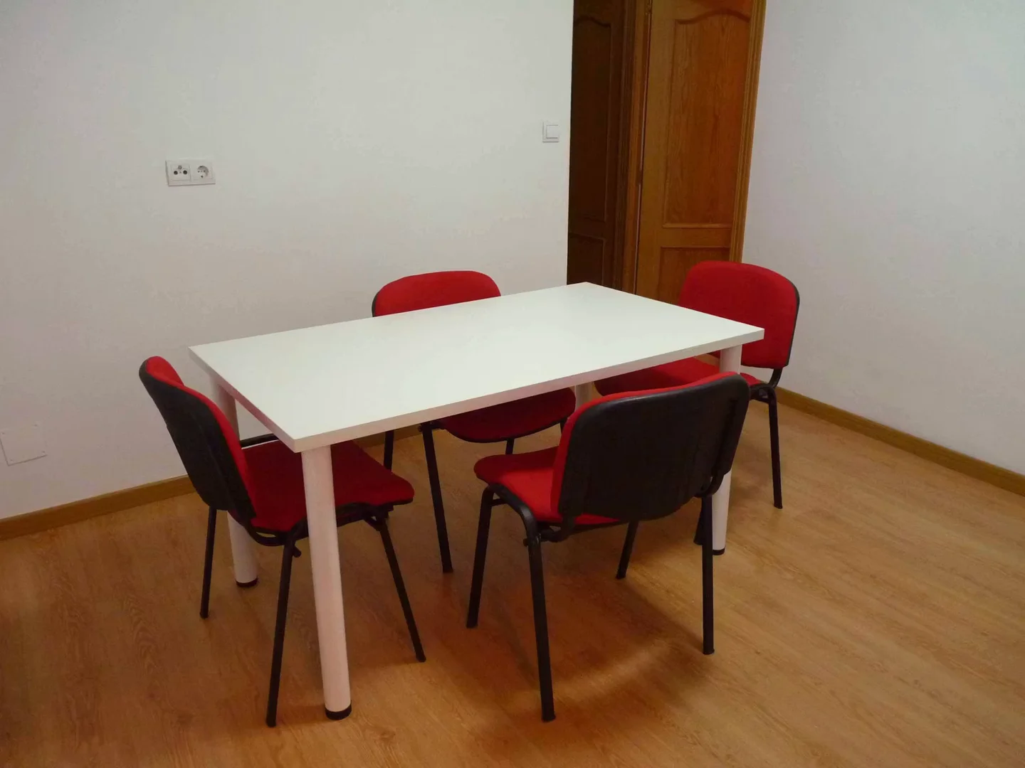 Studentenzimmer in  mit Arbeitsbereich und Gemeinschaftseinrichtungen