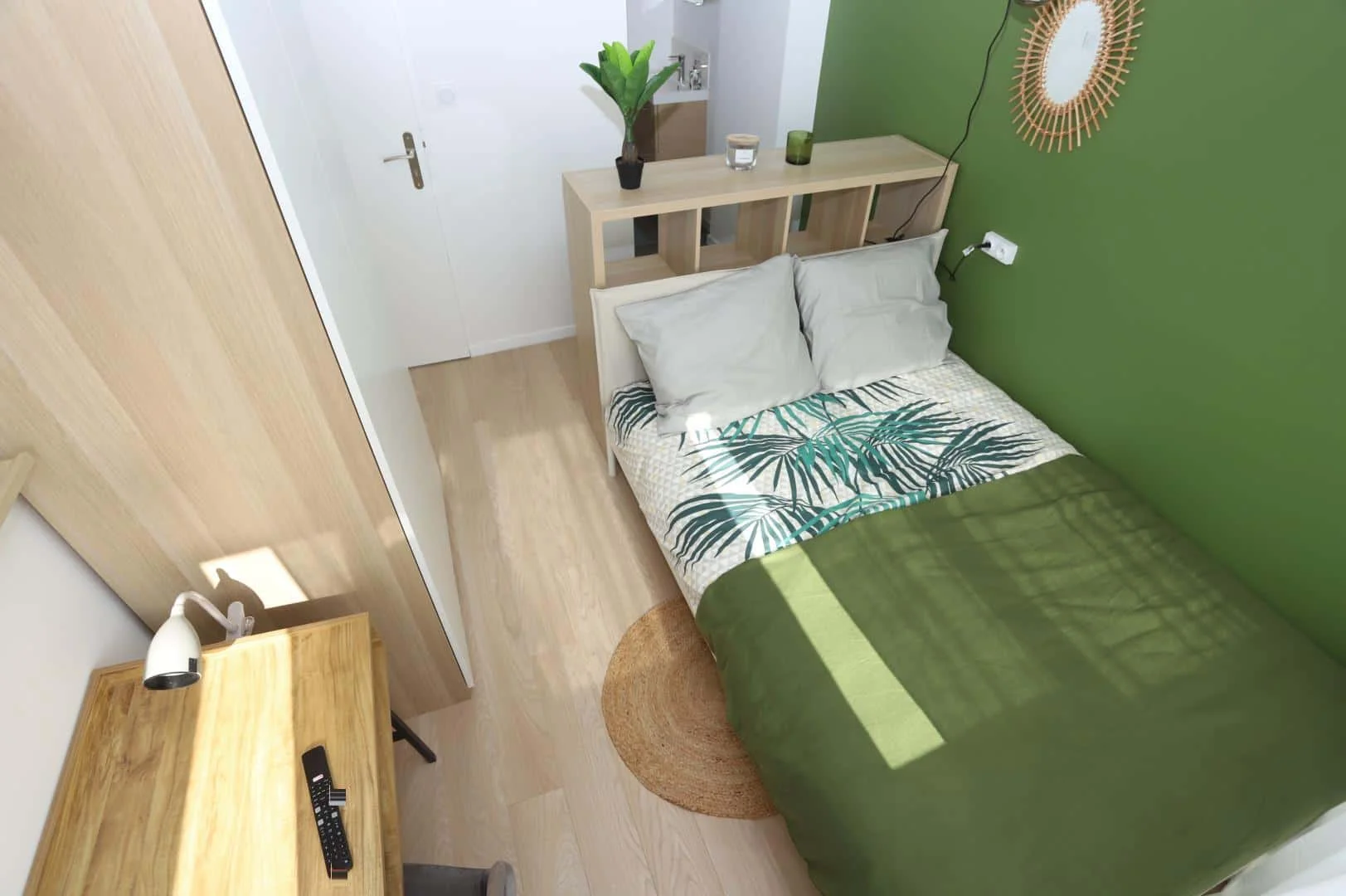Quarto acessível para estudantes com iluminação ampla em 