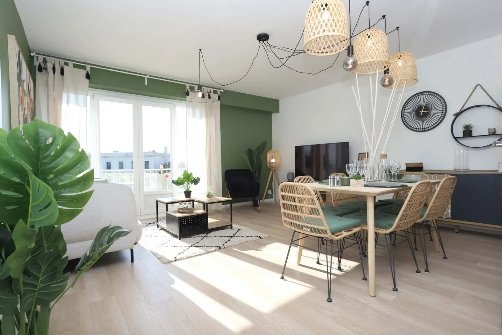 Quarto acessível para estudantes com iluminação ampla em 